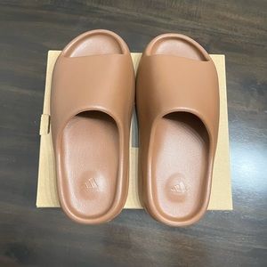 100% authentic Yeezy slide flax size 6 kids